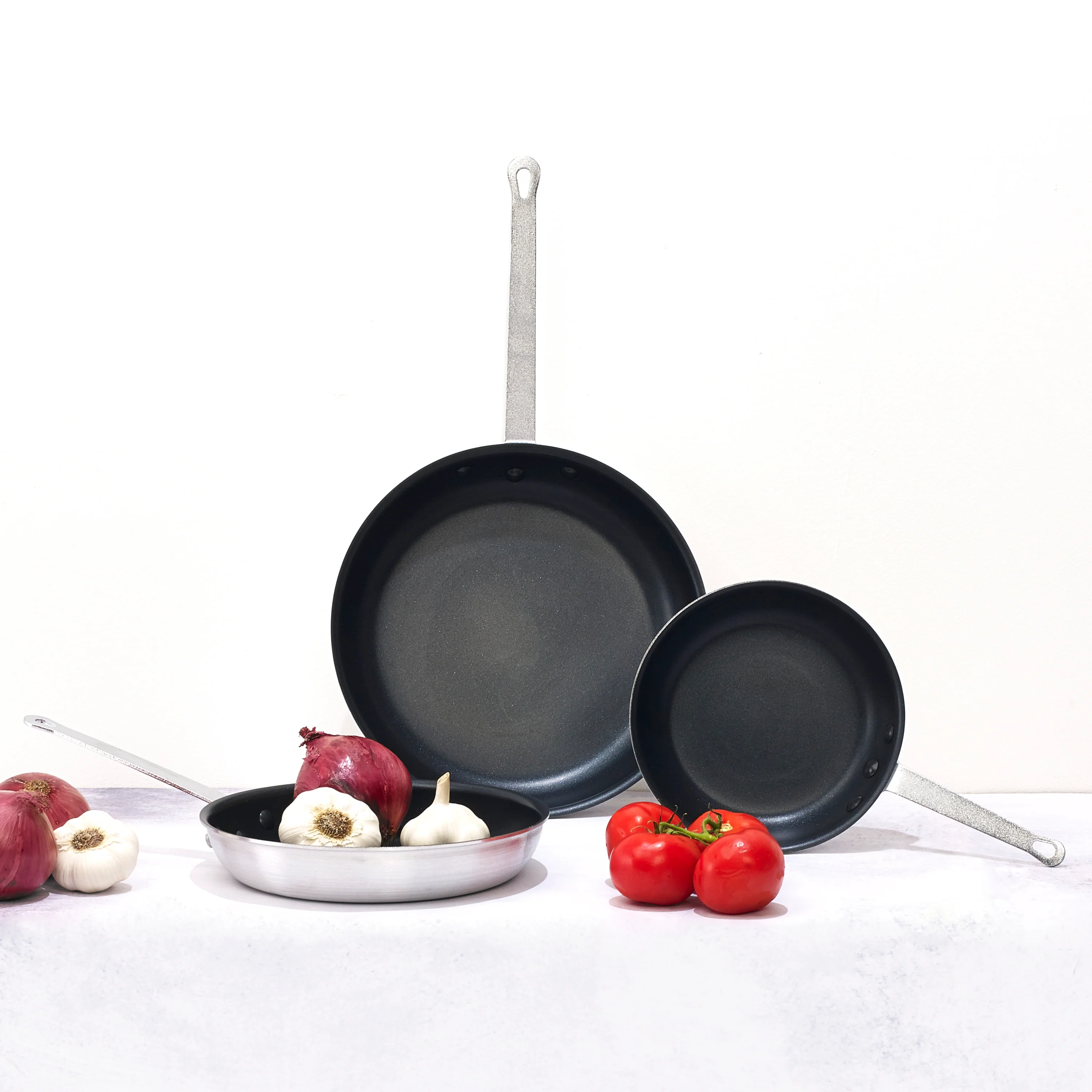 Winco AFP-14XC 14 Inch Diameter Fry Pan Aluminum Scratch Resistant Riveted Handle - Image 2