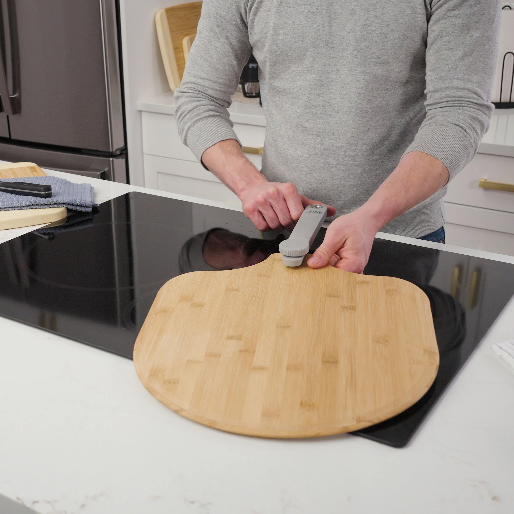 Winco BPP1214 12 Inch Bamboo Pizza Peel with Folding Handle Old Stone - Image 3