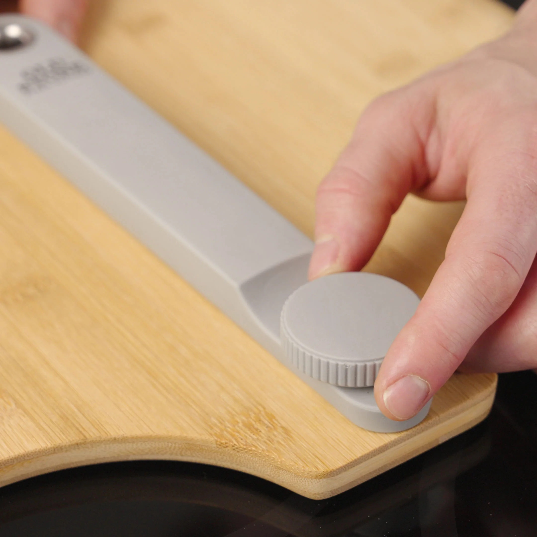 Winco BPP1416 14 Inch Bamboo Pizza Peel with Folding Handle - Image 5
