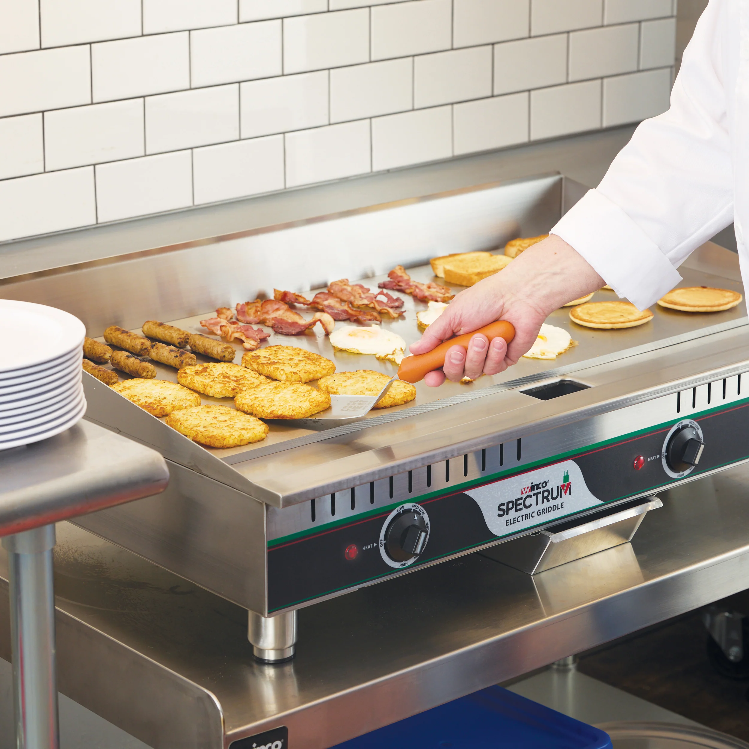 Winco EGD-36M 36 Inch Electric Griddle with 3 Heat Zones Stainless Steel - Image 4