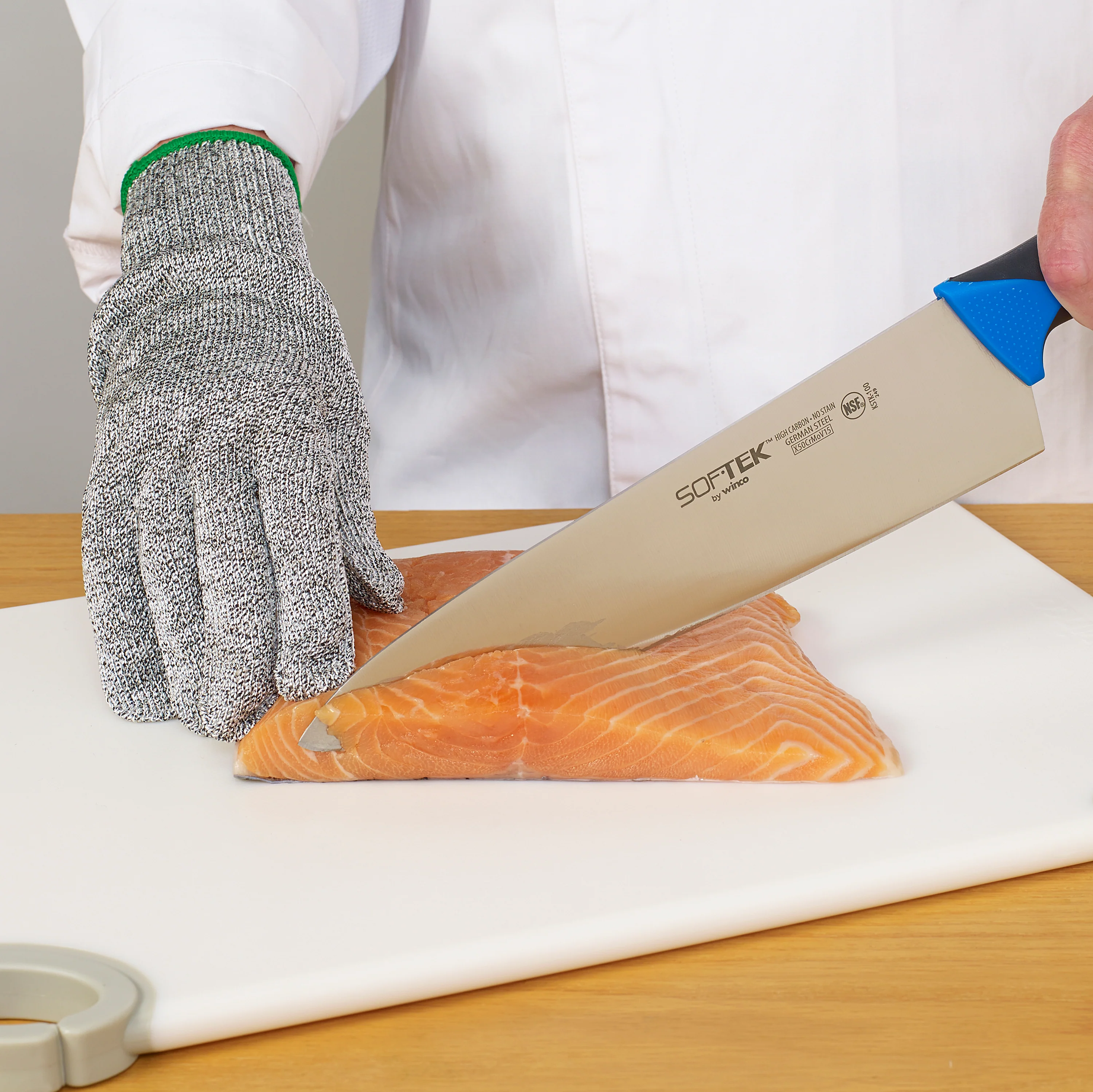 Winco Medium Cut-Resistant Glove - ANSI Level A5 - Antimicrobial - Image 2