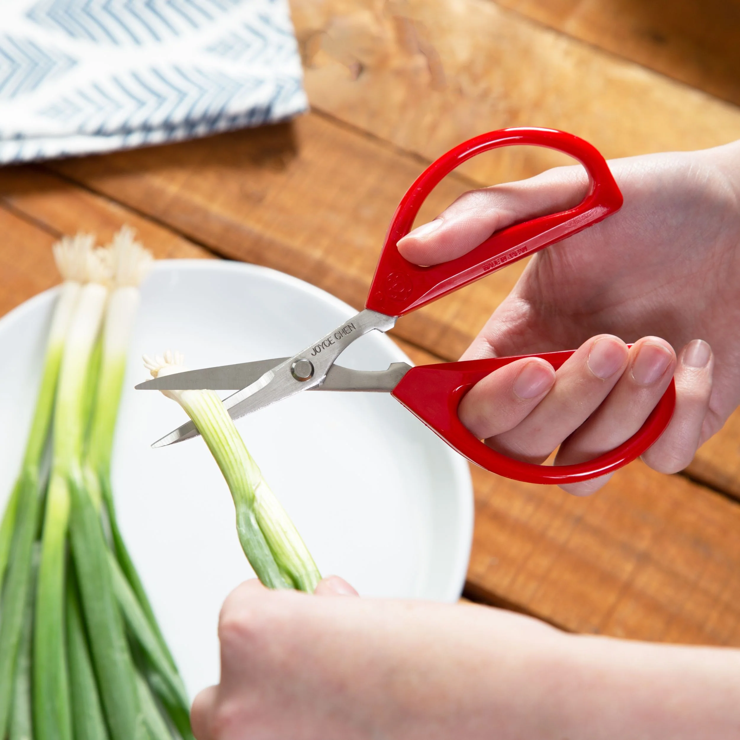 Winco J51-0220 Kitchen Shears 3.5 Inch Stainless Steel Red Handles with Ergonomic Grip - Image 3