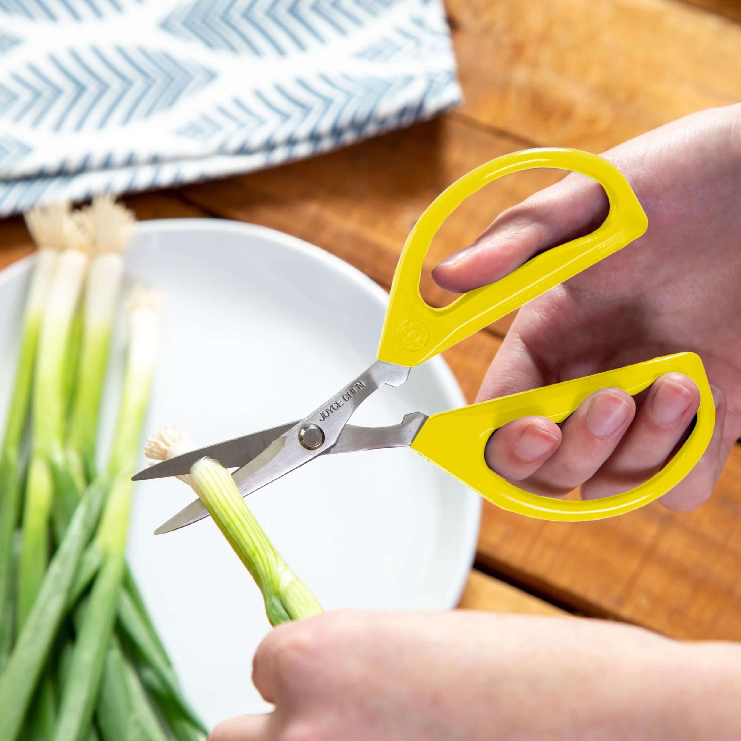 Winco KCHZ09007 9 Inch Kitchen Shears With Yellow Handles 2 Packs - Image 4