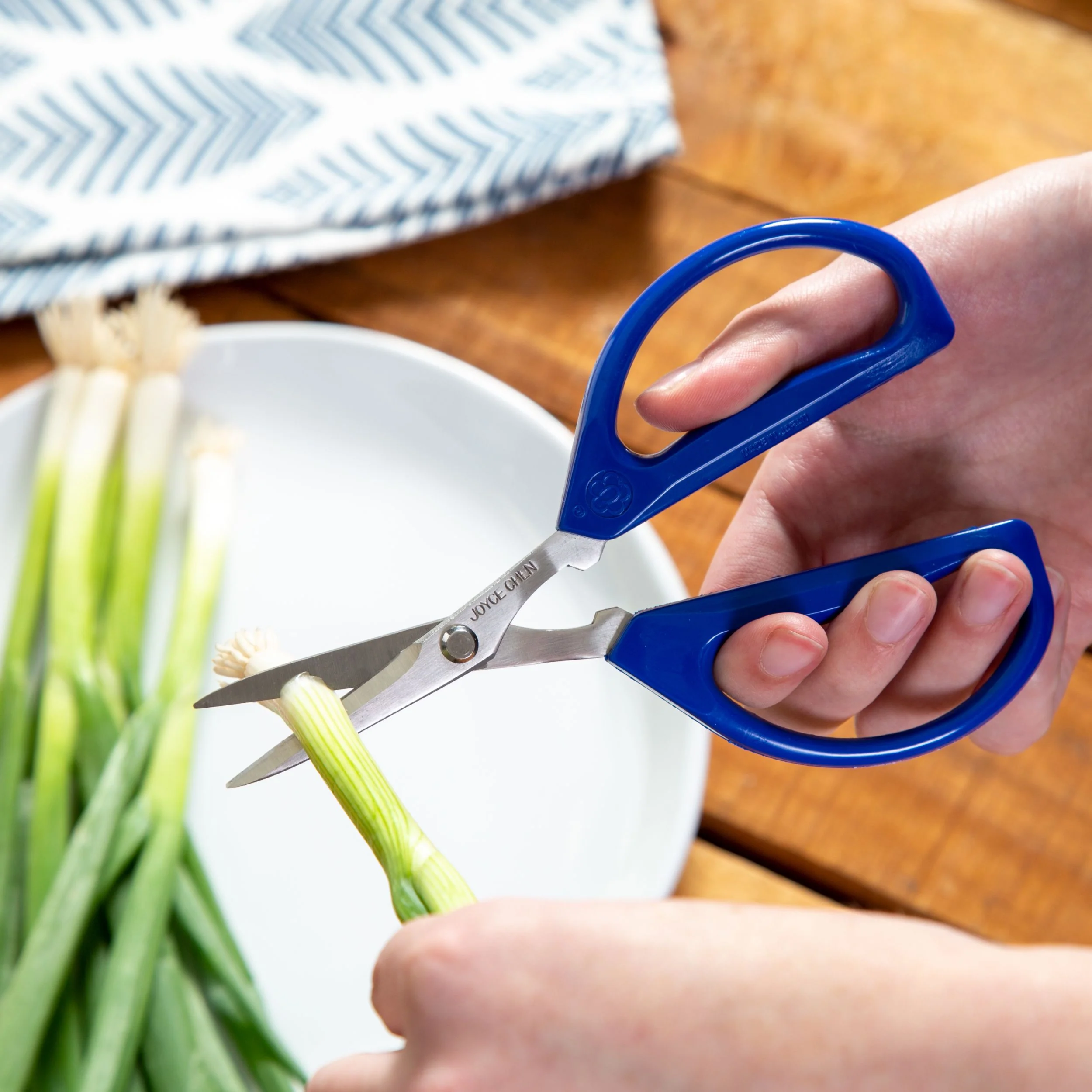 Winco KCHZ09008 9.06 Inch Kitchen Shears with Blue Handles 2 Pack - Image 3