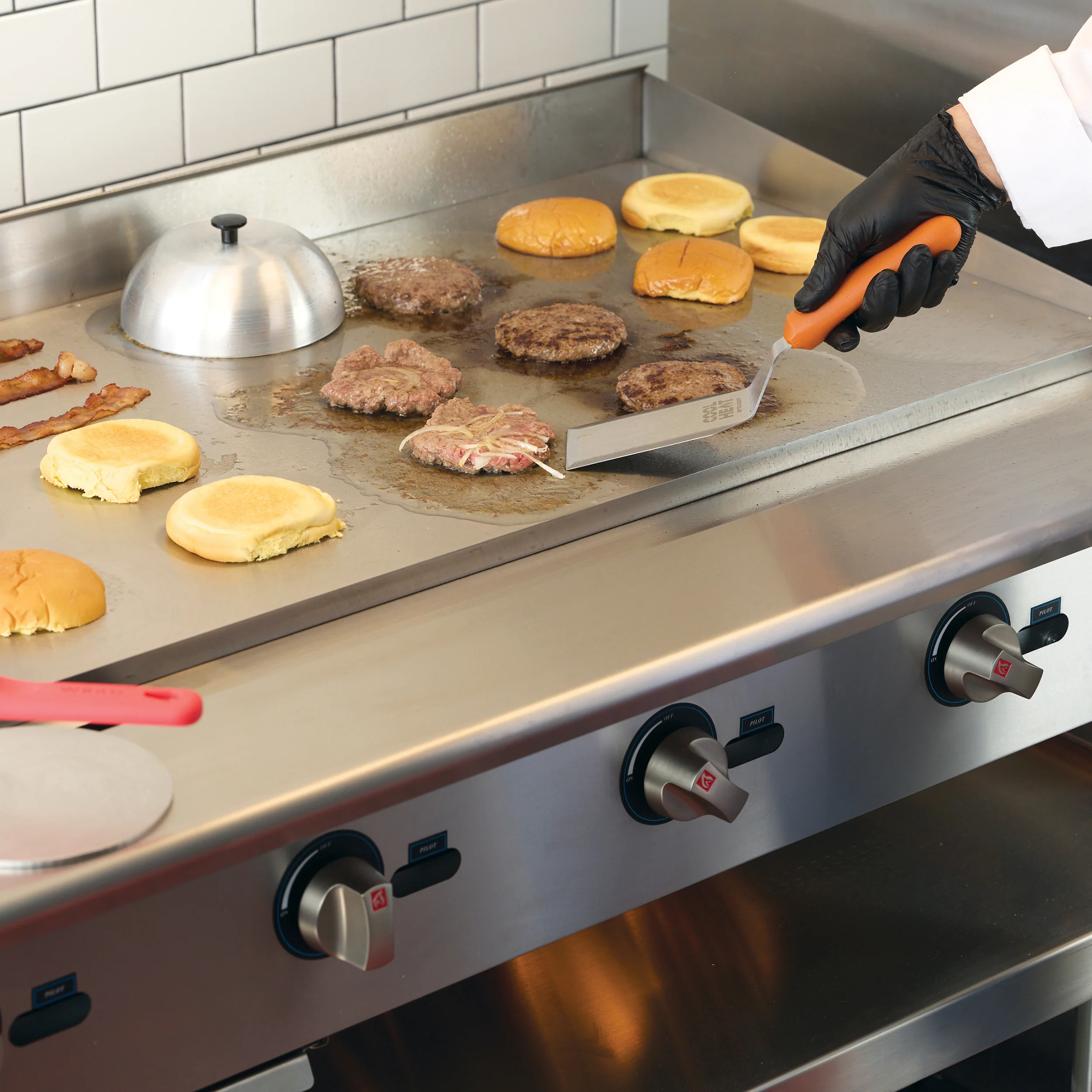 Winco NGGD-48M 48 Inch Gas Griddle Countertop with 4 Burners 120000 BTU - Image 3