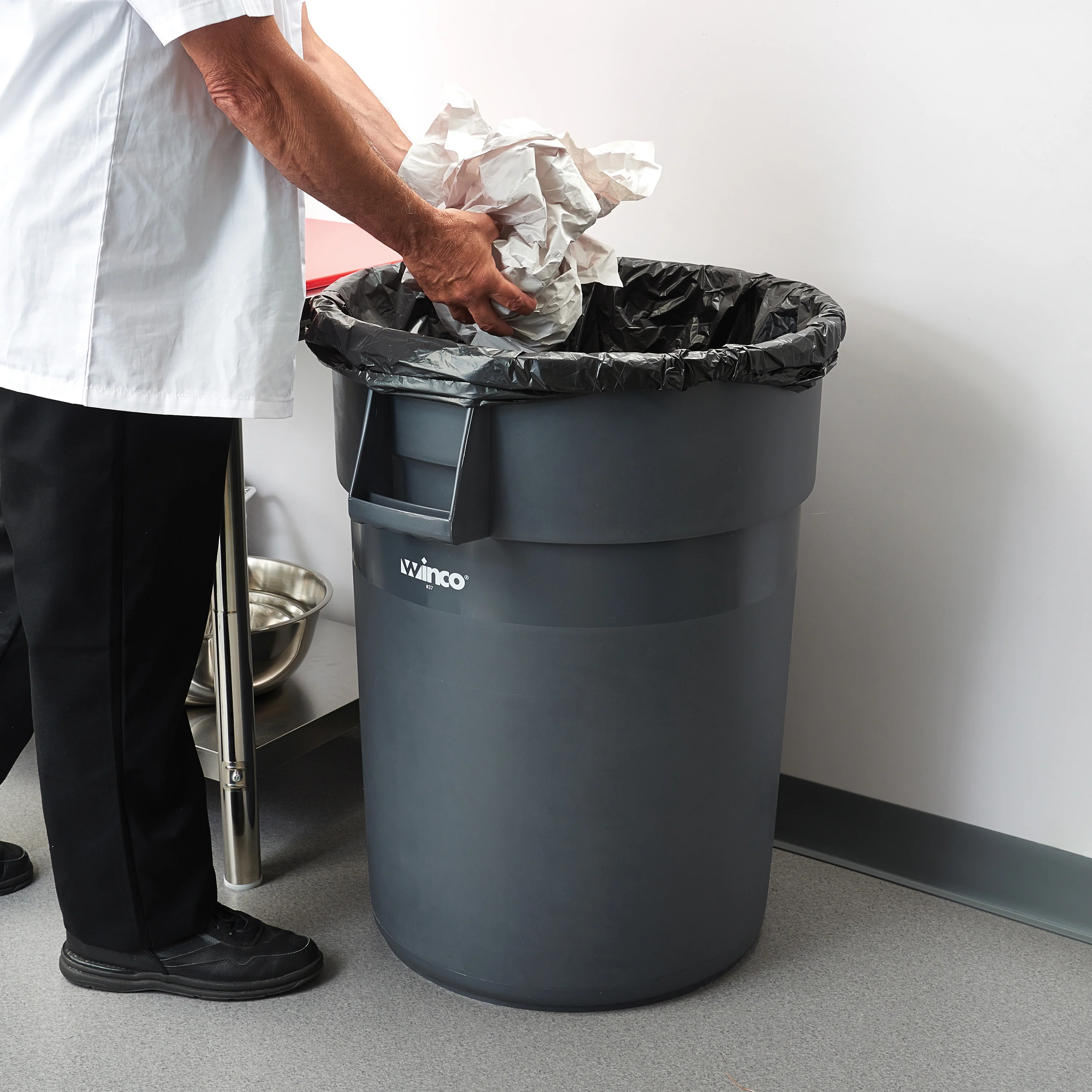 Winco PTC-44G 44 Gallon Heavy Duty Trash Can Round HDPE Gray with Large Design - Image 5
