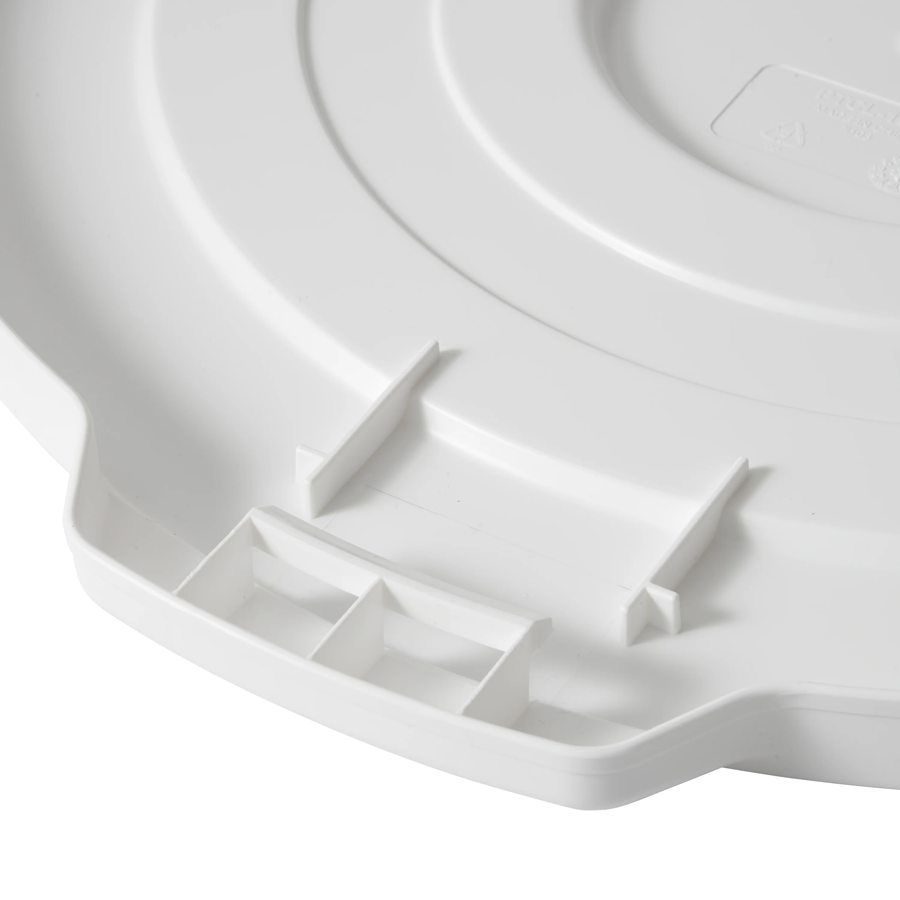 Winco PTCL-10W 17 Inch Lid Impact-Resistant HDPE White Trash Receptacle - Image 3