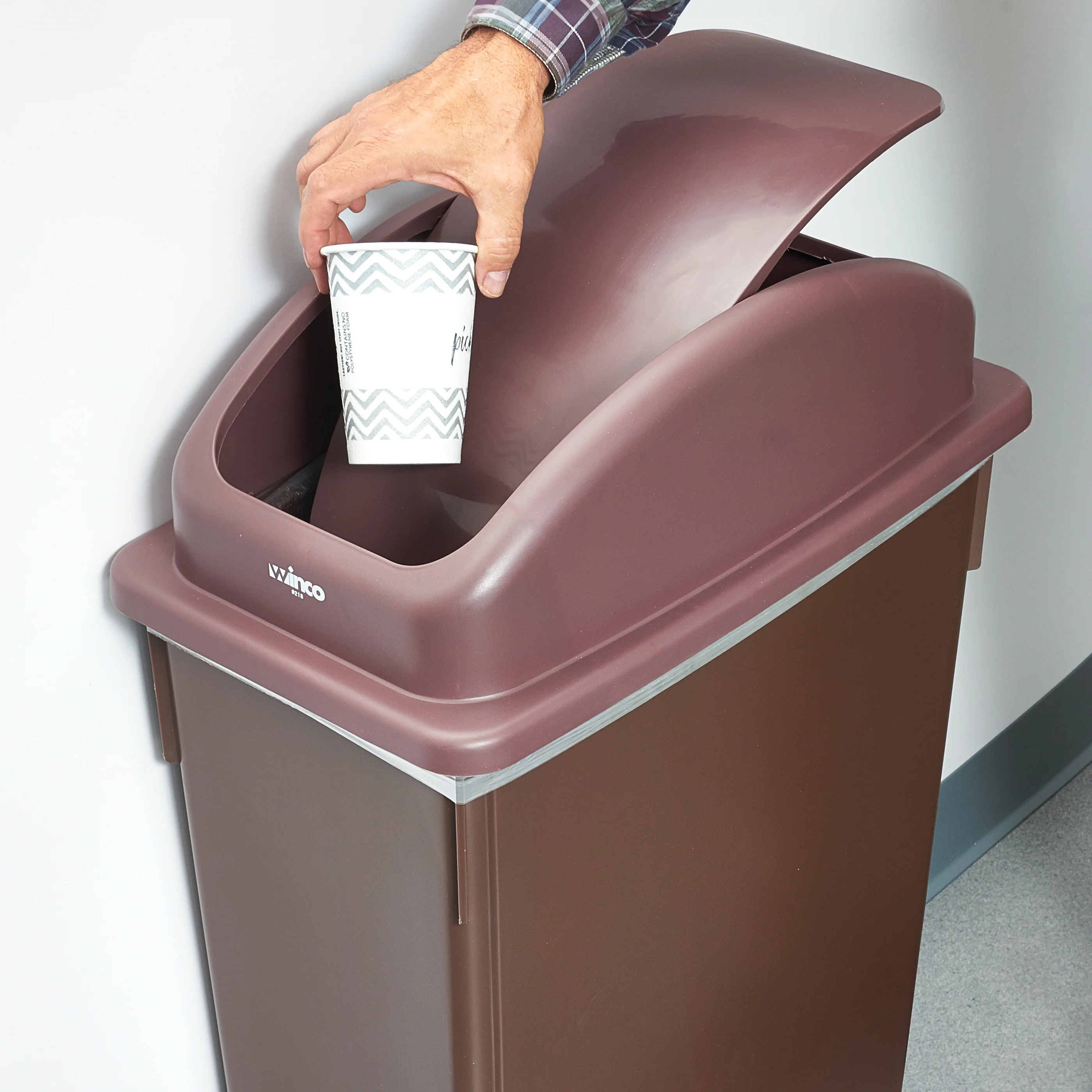 Winco PTCL-23B Cover for PTC-23B Brown Polypropylene Trash Receptacle Lid - Image 3